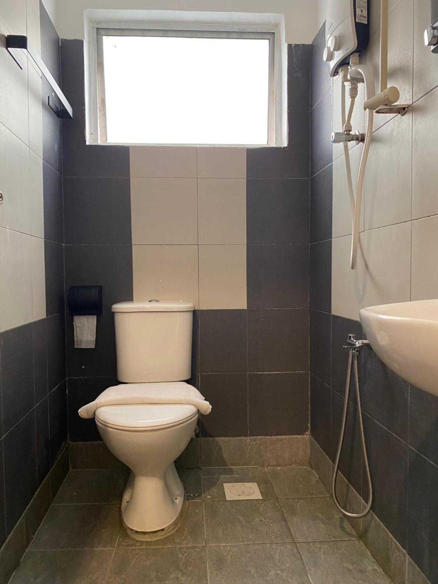 V Hotel ג'והור בהרו מראה חיצוני תמונה